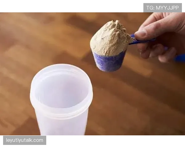 杨力维家的冰箱里塞满了蛋白粉,连饮料都按克称着喝 杨力维家的冰箱里塞满了蛋白粉,连饮料都按克称着喝